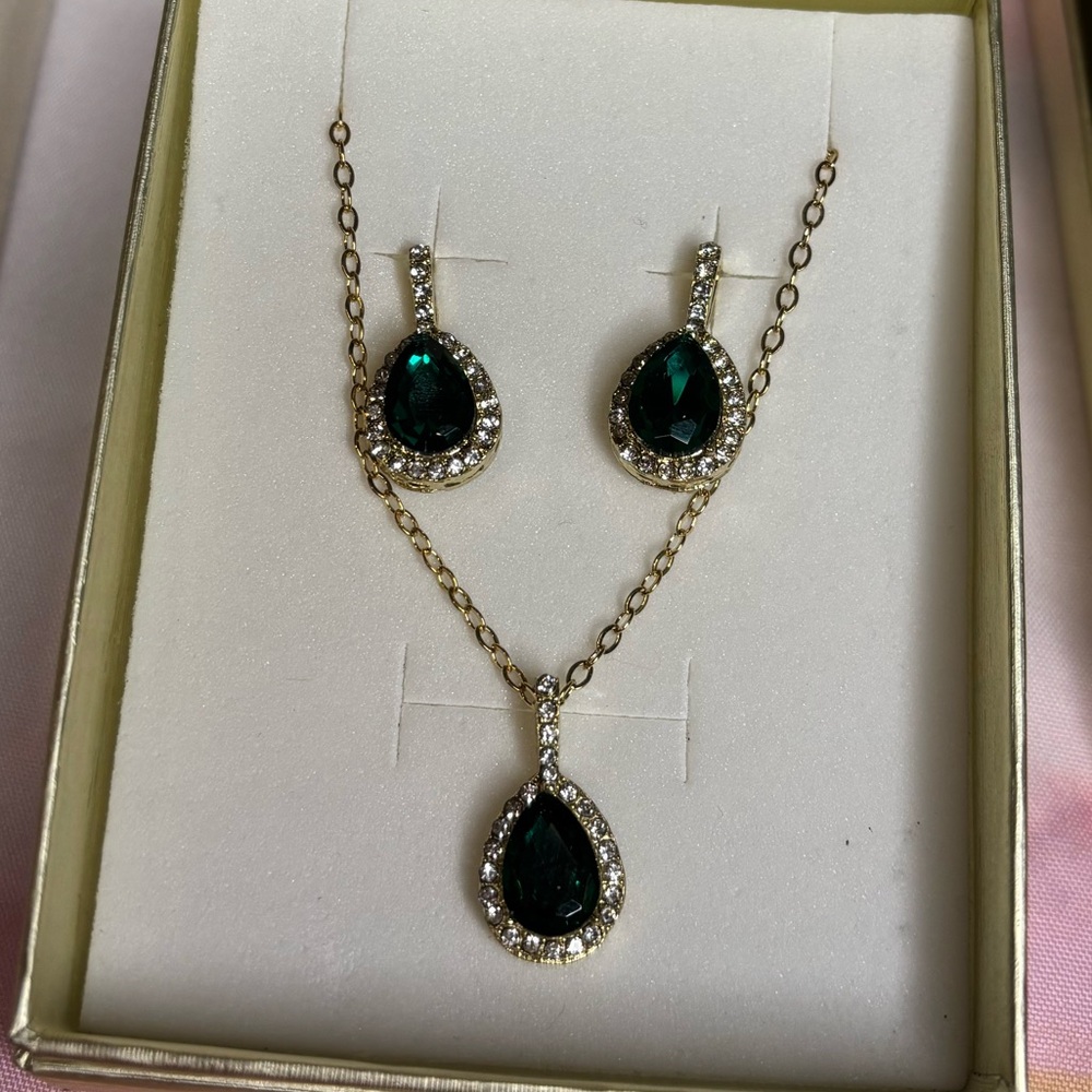 Elegant Emerald Green and Gold Tone Jewelry Set with Box
